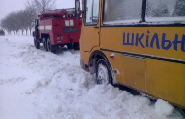На Харківщині у снігу застряг автобус із…