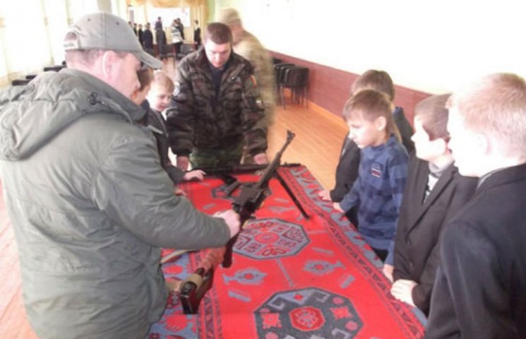 Как боевики "ДНР" учили школьников Новоа…