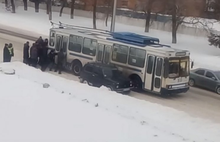 Полтавці продовжують штовхати тролейбуси…