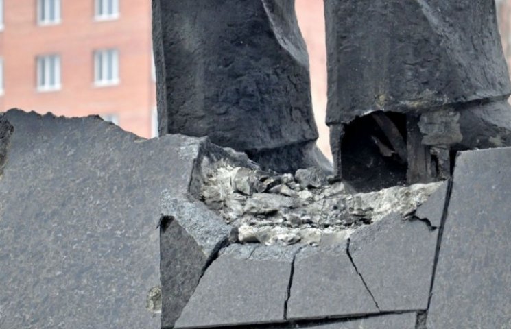 В центре Донецка подорвали памятник Лени…