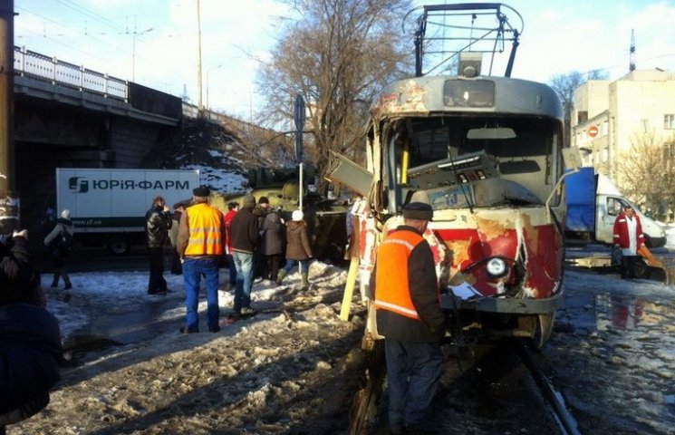 У Дніпропетровську БТР зіткнувся з трамв…