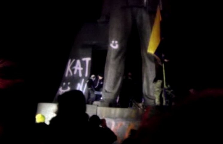 Под гимн Украины памятнику палачу в Днеп…