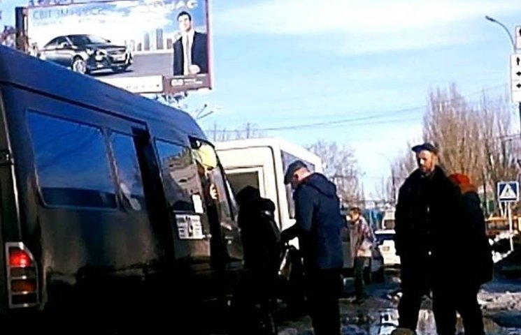 У Миколаєві на зупинці громадського тран…