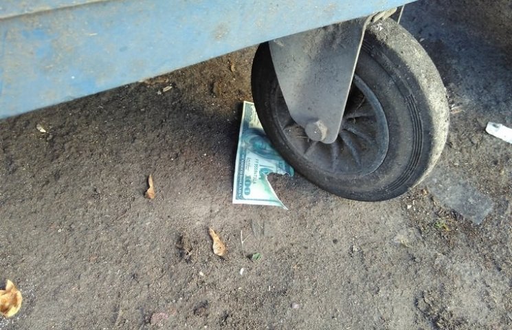 У Львові на смітнику знайшли 100 доларів…
