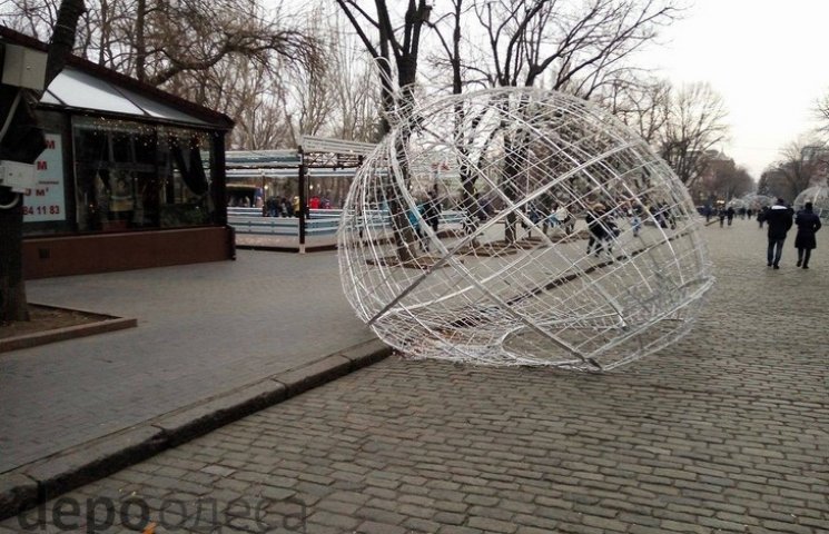 В Одесі на Дерибасівській вандали зламал…
