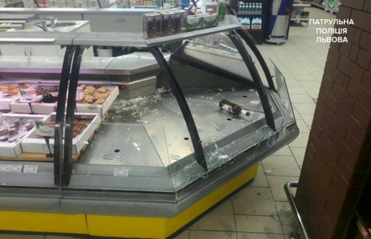 Во Львове разгромили супермаркеты (ФОТО)…