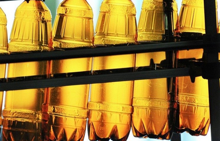 На Росії заборонили продавати пиво в пла…