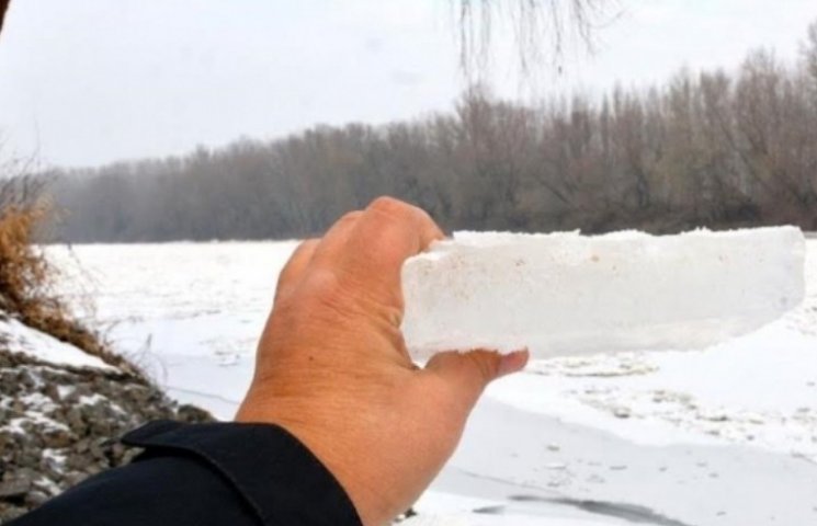 Пограничная Тиса покрылась льдом, толщин…