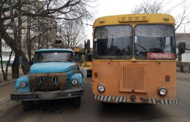 У Хмельницькому тролейбус врізався у ван…