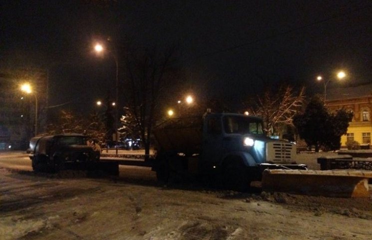 Ночью Ужгород расчищали от снежных завал…