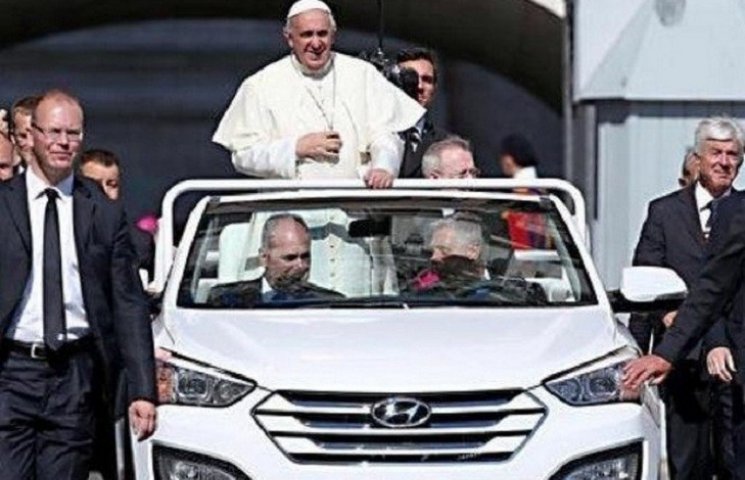 Папа Римский отказался от бронированного…