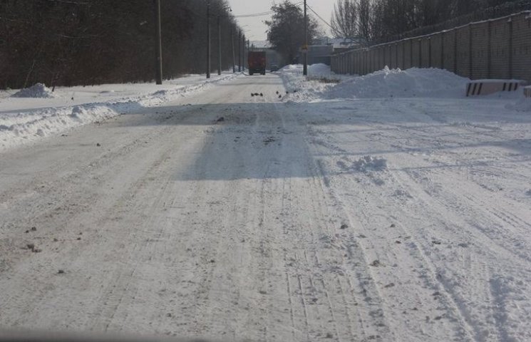 Дорожники попереджають водіїв про снігов…