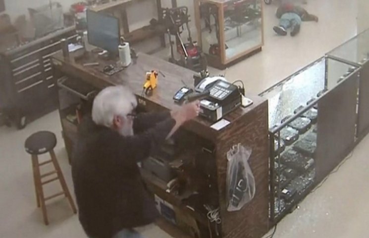В США владелец магазина оружия застрелил…