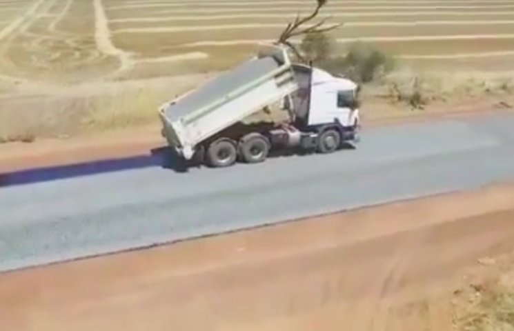 Видео, на котором строят дорогу в Австра…