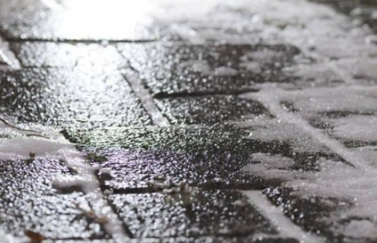 Ужгородські вулиці вкриті шаром льоду…