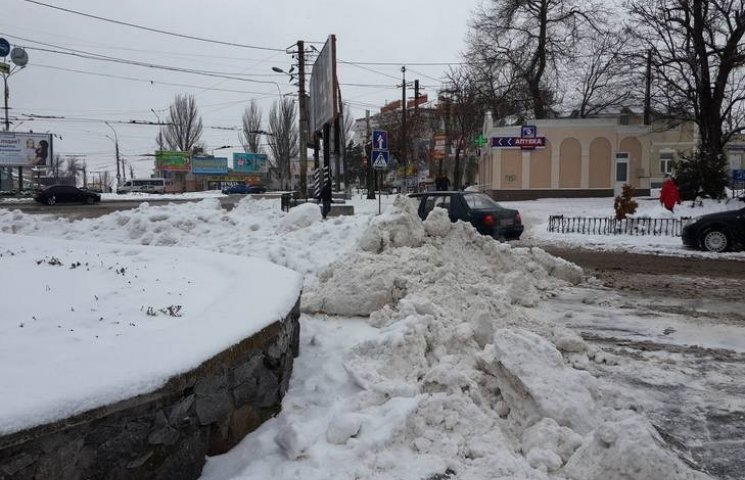 У Миколаєві почали вивозити сніг…
