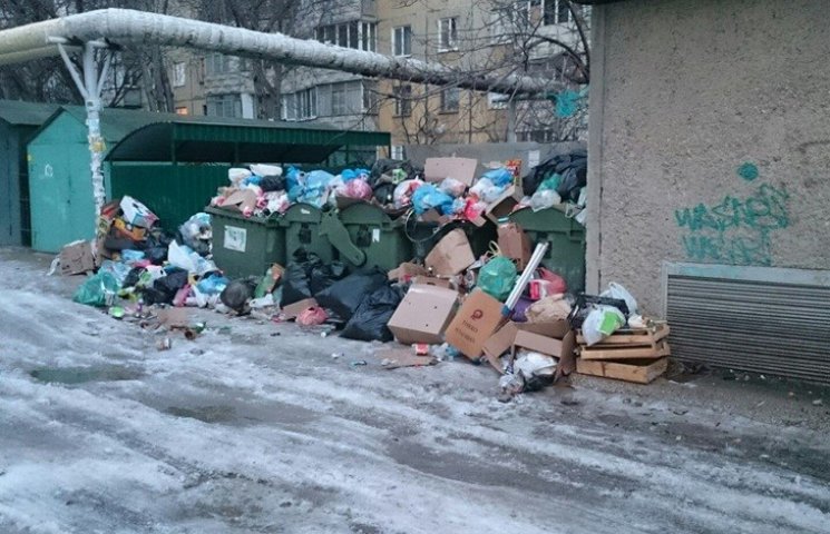 В Крыму мусор не убирают, но тарифы повы…