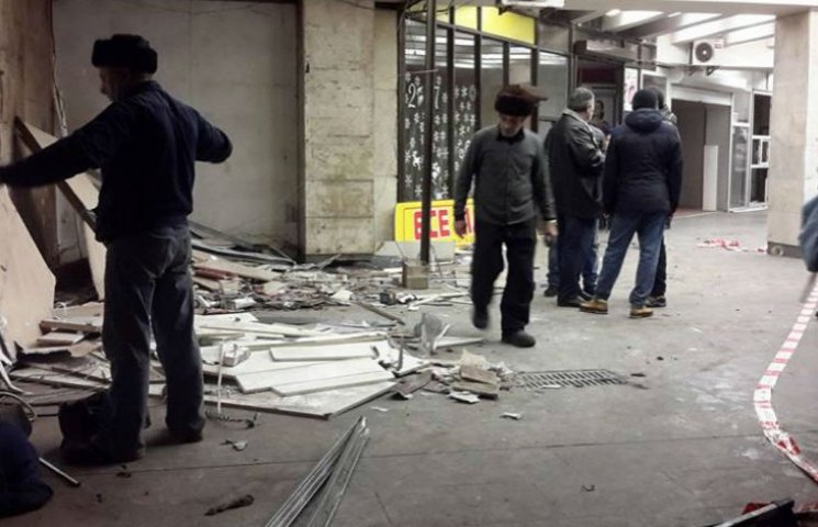 Біля столичної станції метро знову розтр…