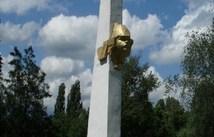 Харьковчане хотят снести "стелу с голово…