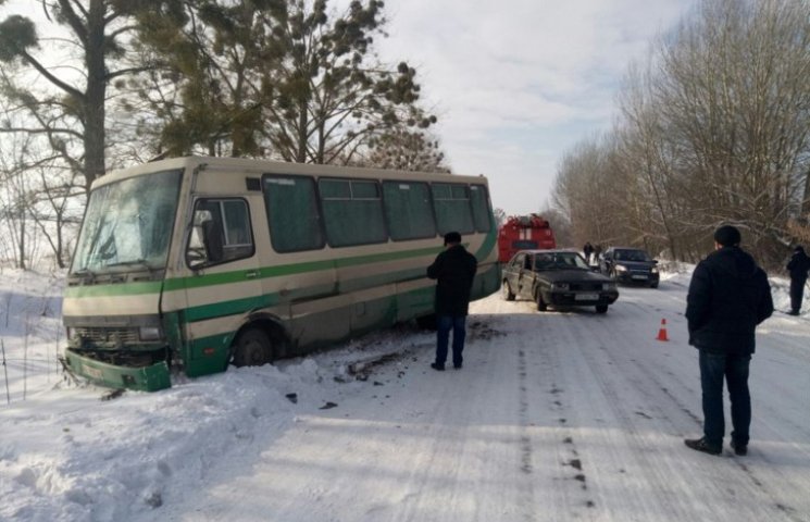 На Ізяславщині автобус зіштовхнувся з ле…