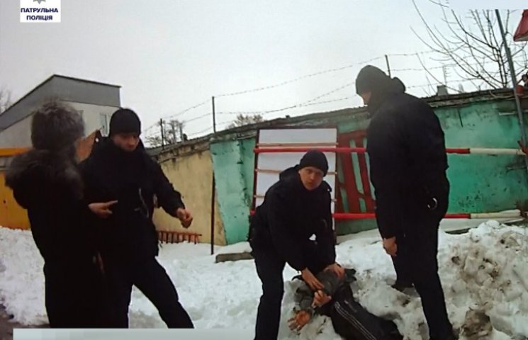 Миколаївець намагався вихопити в патруль…