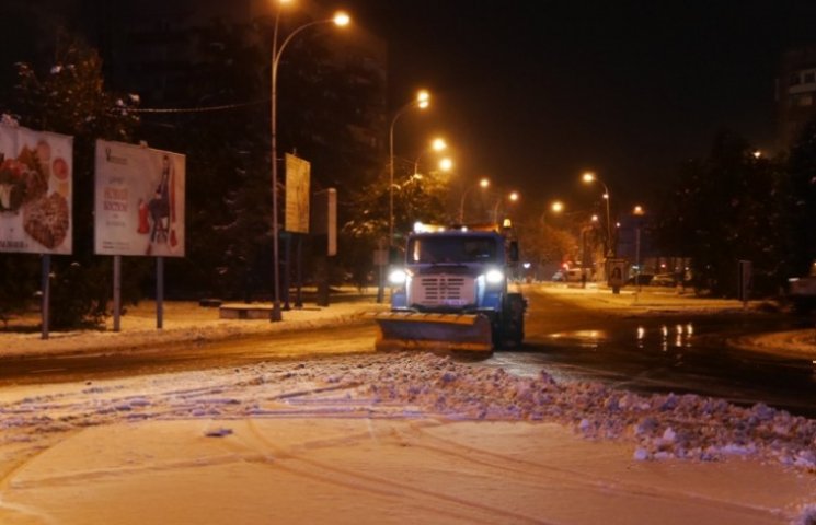 Ужгородские коммунальщики засыпают снего…