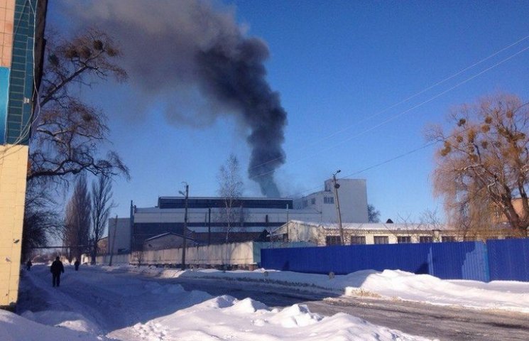 В Полтаве горел завод: Прятались на крыш…