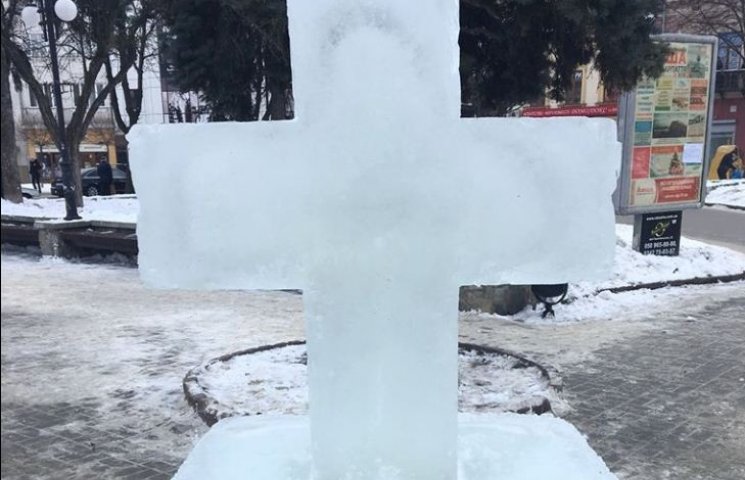 Во Франковске установили крест изо льда…