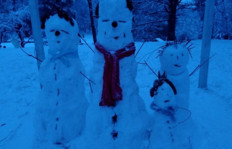У Львові з’явилося сімейство сніговиків…