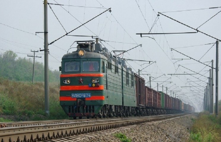 На Харківщині вантажний потяг задавив жі…