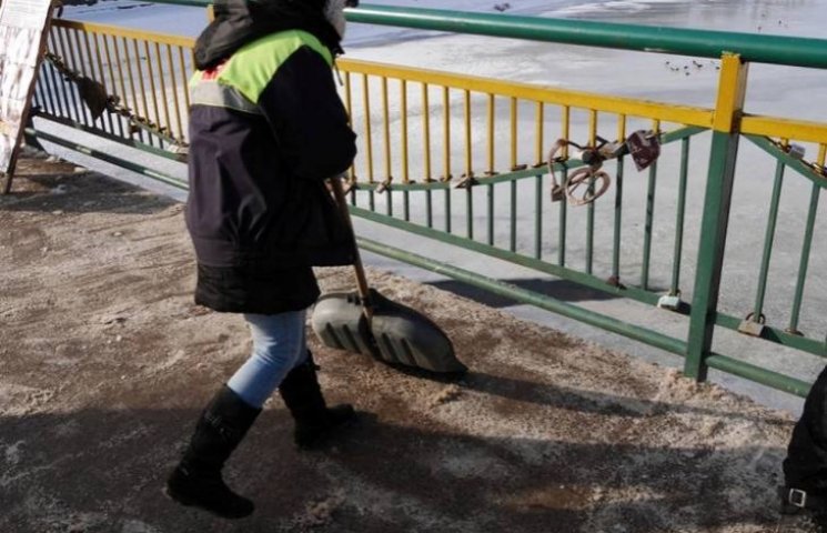 Ужгородские коммунальщики разбивают лед…