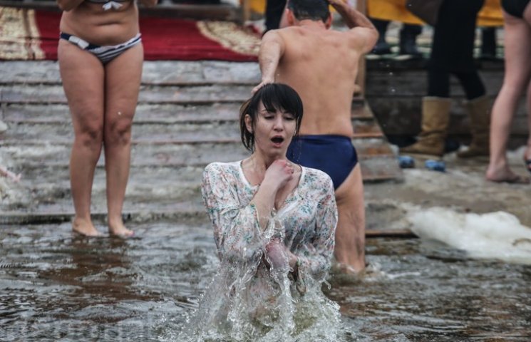 Як відзначають Водохреща у Києві…