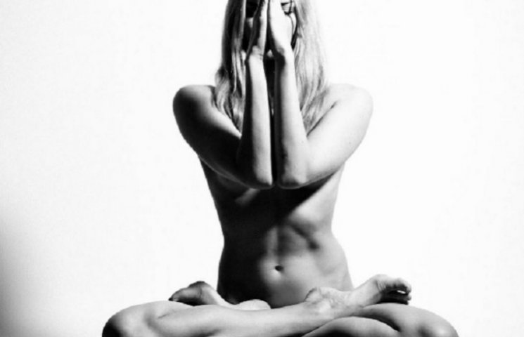 Гибкая девушка занимается голой в студии йоги - Фото