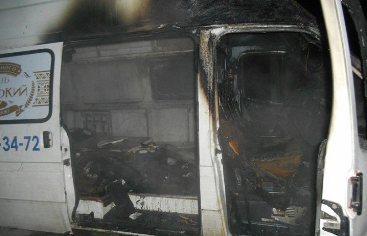 У Новій Каховці підпали два мікроавтобус…