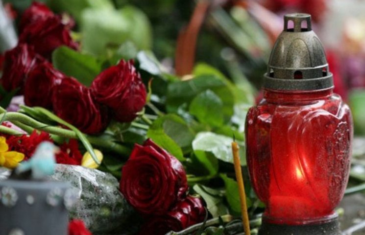 Ужгородцы приносят цветы и свечи к Генко…