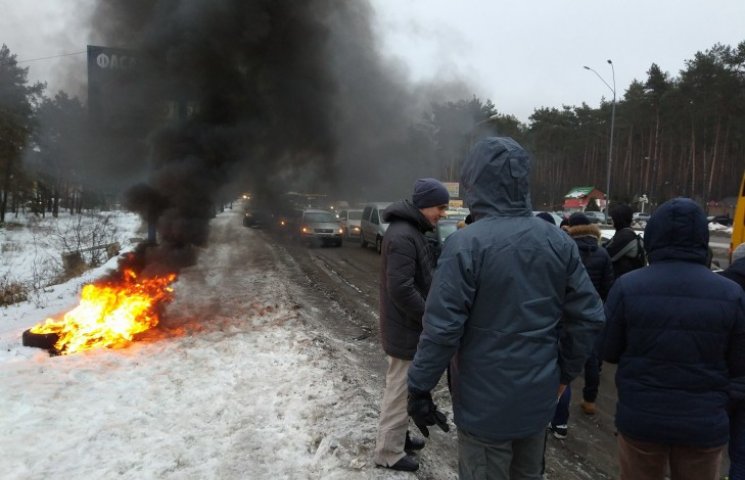 На въездах в Киев пылают шины…
