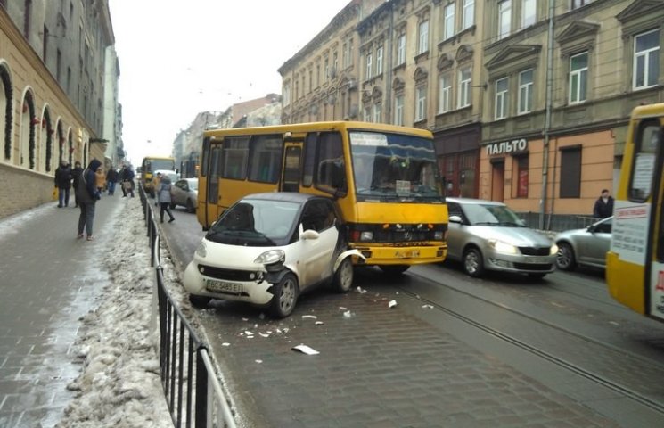 Як автобус розчавив у Львові Smart (ВІДЕ…