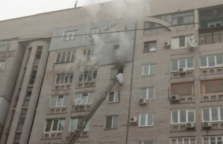 В Днипре горит многоэтажка: Погиб 2-летн…