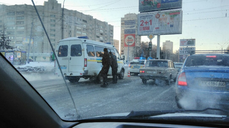 В Харькове под колеса иномарки попала же…
