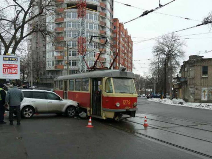 У центрі Дніпра автівка врізалась в трам…