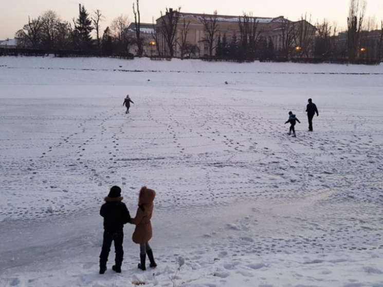 В Ужгороді ріка замерзла і стала пішохід…