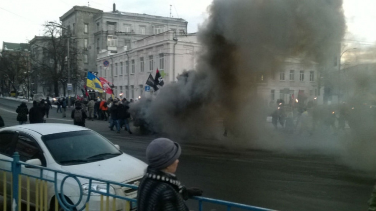 Марш националистов: Центр Киева окутал ч…