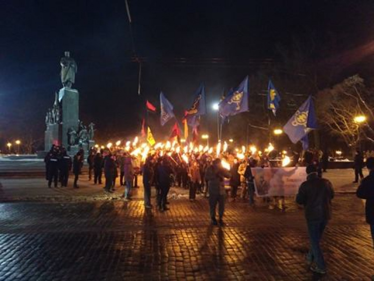 Марш в честь Героев Крут: в Харькове сож…