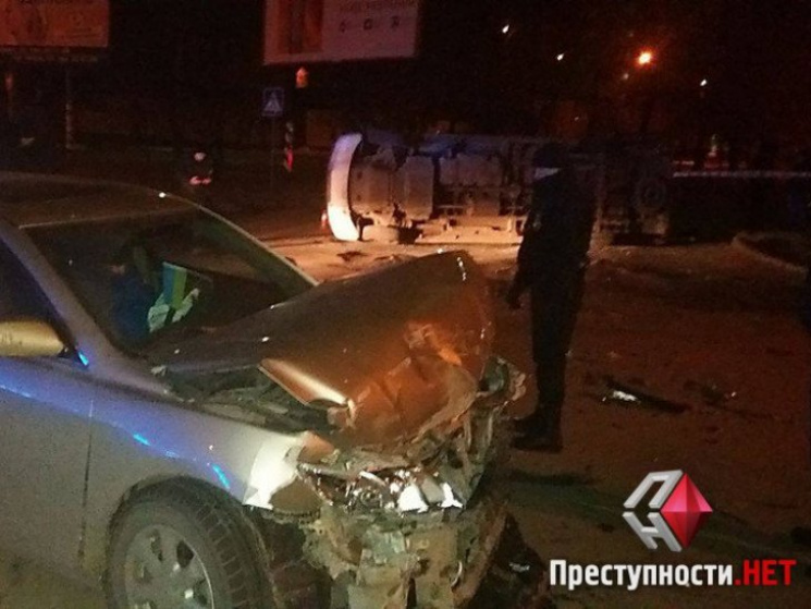 У Миколаєві Toyota "завалила" маршрутку:…