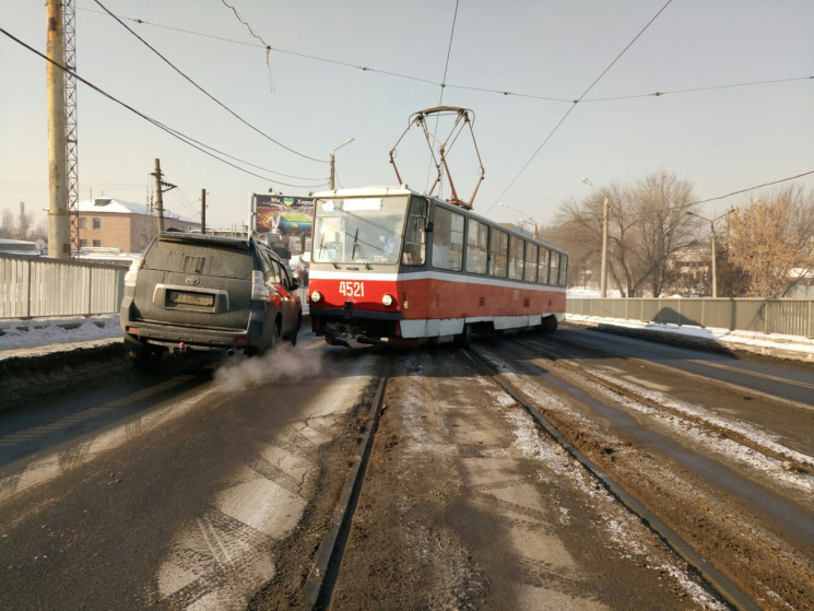 В Харькове трамвай не удержался на рельс…