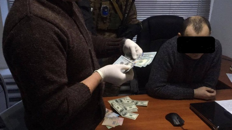 В Одесі на хабарі у 800 доларів затриман…