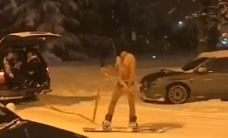 Сноубордист в трусах и шапке-ушанке ката…