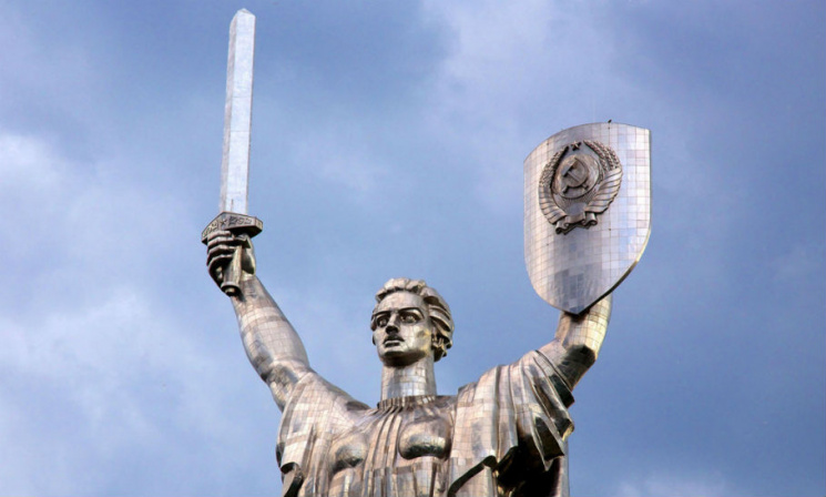 Со щита монумента "Родины-матери" в Киев…