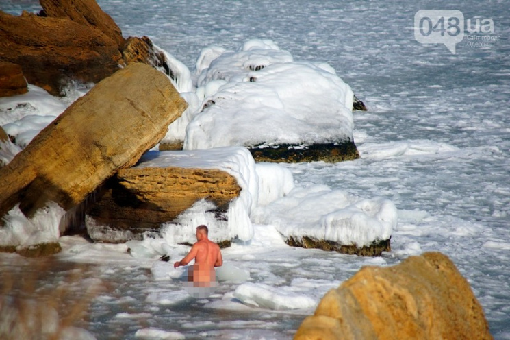 В Одессе голый мужчина купался в море, к…