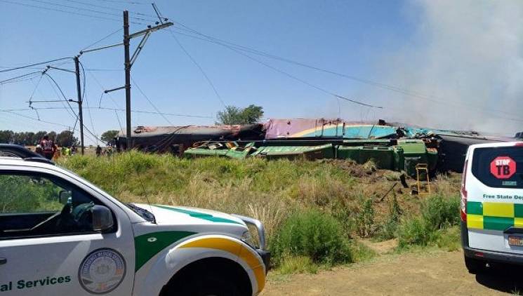 В ЮАР пассажирский поезд влетел в грузов…